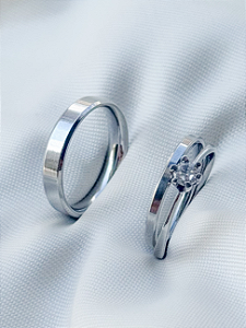 Par de AliançaeChanfrada 4mm + 2mm + Solitário Cristal - Aço Inox