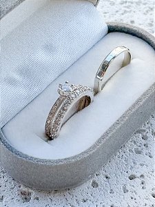 Par de aliança Nobre Chanfrada + Solitário Rapunzel cristal - Prata 950