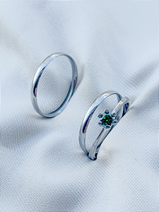 Par de Alianças Julieta 2mm + Solitário Verde - Aço inox