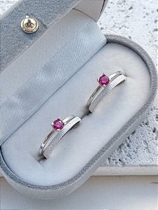 Par de aliança diamantada 2mm + solitários encanto - Prata 950