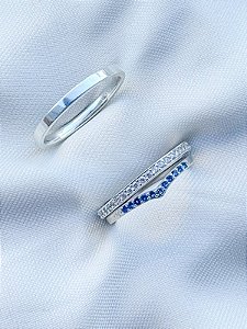 Par de aliança Polônia com pedra + Solitário cravejado em V azul - Prata 950