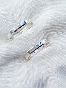 Par de Aliança Chanfrada com Iniciais - Prata 950