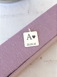 Colar plaquinha quadrada inicial + data - Prata 925