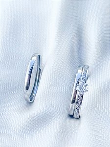 Par de Aliança Julieta 2mm + Solitário Romance - Aço Inox