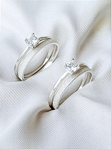 Par de Aliança Diamantada 2mm + Solitários Encanto - Prata 950