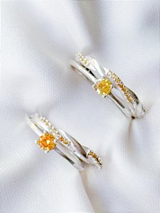 Par de Aliança Mônaco ELAS + Solitários Encanto Amarelo - Prata 950