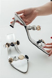 LARA - TAMANCO FEMININO BICO FOLHA SALTO MÉDIO MOEDAS PRATA E DOURADO