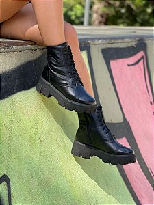 Bota coturno maxi jess calçados em couro preto solado preto