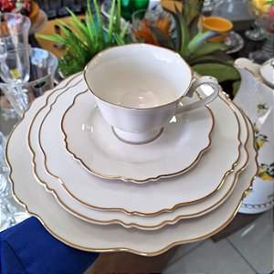 Aparelho de jantar com 42 peças com filete dourado em porcelana da Wolf
