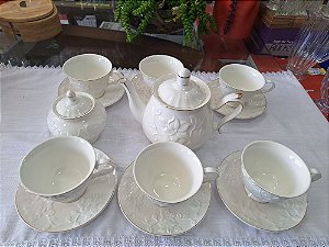 Serviço de Chá e café de 14 peças, em porcelana fina com filete dourado