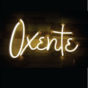 Letreiro em Led Neon Branco Quente "Oxente" 40 cm x 23 cm