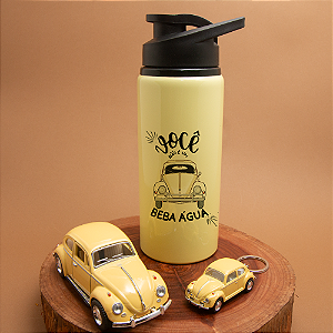 Kit Fusca Amarelo – Squeeze, Chaveiro e Miniatura de Fusca 1/43