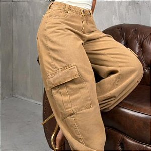 Calça Mom cargo Caqui