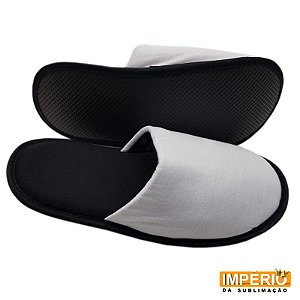 Pantufa Preta com Detalhe Branco