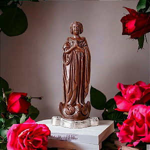 Imagem de Nossa Senhora Aparecida com cabelo curto em terracota