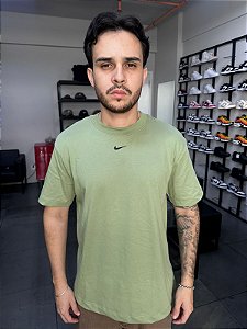 Camiseta Nike Essentials Swoosh Verde
