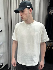 Camiseta Nike Essentials Swoosh Creme