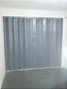 Porta Sanfonada Especial largura 1,37 x 2,27 altura cor Cinza - fechamento central - instalada