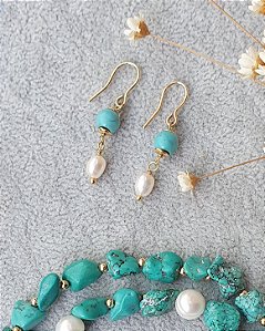 Brinco Anzol de Howlita Turquesa e Pérola Natural - Folheado a Ouro 18K