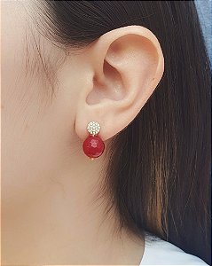 Brinco com Jade Rubi Natural e Base Cravejada Folheada a Ouro 18K