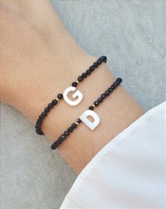 Pulseira com Letra em Madrepérola e Cristais Pretos Folheada a Ouro 18k