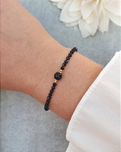 Pulseira de Cristais Pretos com Pedra Central de Ônix Folheado a Ouro 18k