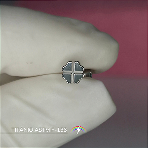 Labret trevo de quatro folhas - Titânio ASTM F-136