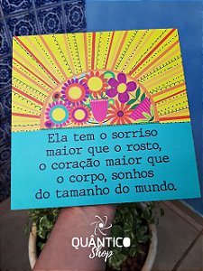 Placa Decorativa - Ela tem o sorriso maior que o rosto, o coração maior que o corpo, sonhos do tamanho do mundo
