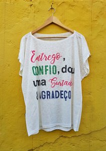 Camiseta Entrego, confio, dou uma surtada e agradeço - T-shirt