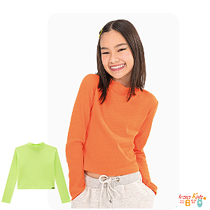 Trio de blusa cropped em canelado, jaqueta boxy e saia em Trio de blusa cropped em canelado, jaqueta boxy e saia em