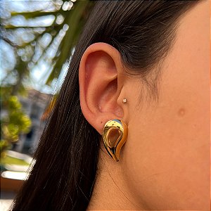 Brinco Vírgula Lisa Com Banho De Ouro