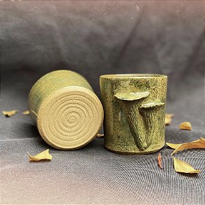 Copo com cogumelos verde