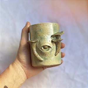 Copo com olho e cogumelos