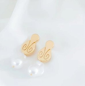 Brinco Base Geométrica com Pérola Make