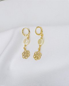 Brinco Argolinha com Pérola Make achatada + Flor