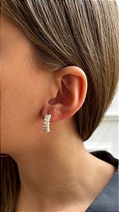 Brinco meia argola perolada zircônia color