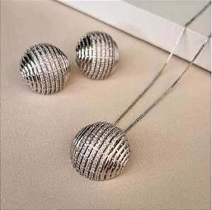 Conjunto Meia Esfera Fios Lisos Cravejados Ródio