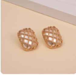 Brinco Retangular Pérola com Fios Cruzados