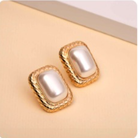 Brinco Pérola Retangular Moldura Luxo Detalhada