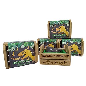 AL316 - Lembrancinha Personalizada Caixote Gravado e Cinta Personalizada - Tema Dinossauro