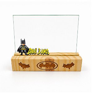 Porta-Retrato Personalizado com Base em Pinus e Vidro Duplo - Tema Batman
