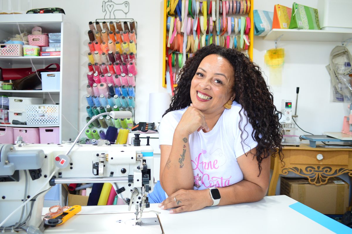 Lenne em seu ateliê