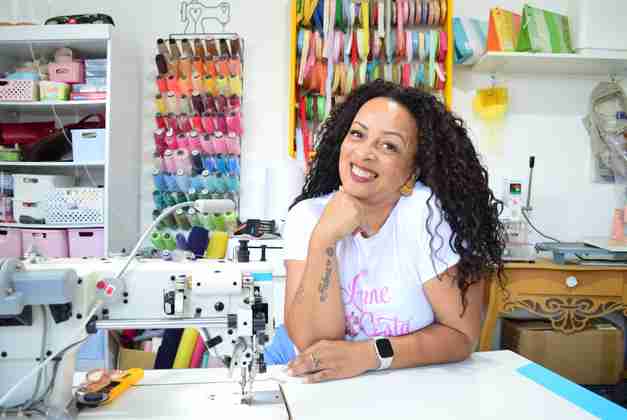Lenne Costa em seu ateliê