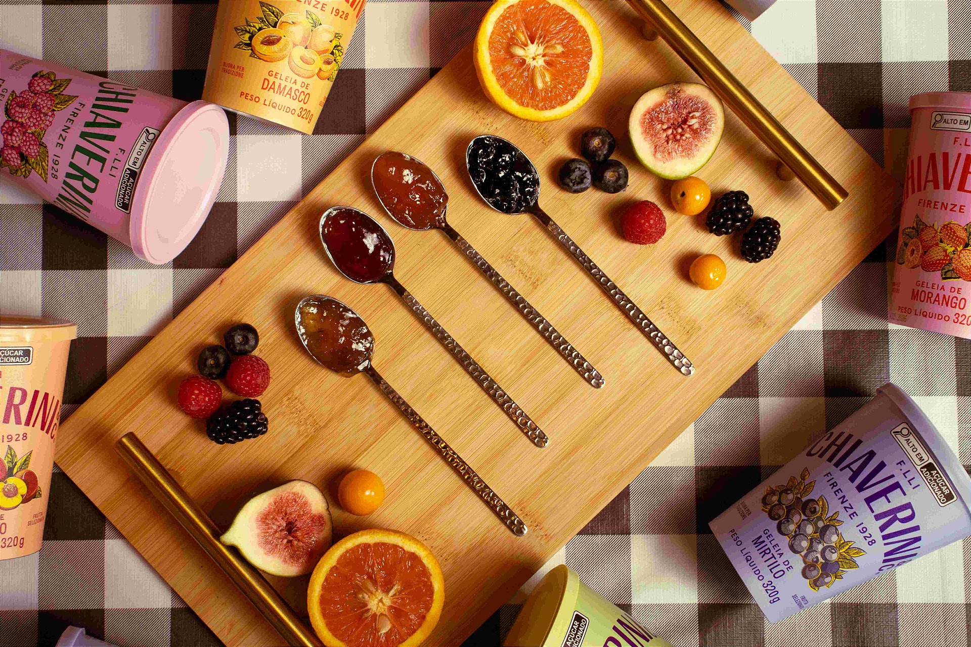 Diferentes sabores de geleia Chiaverini servidos com frutas