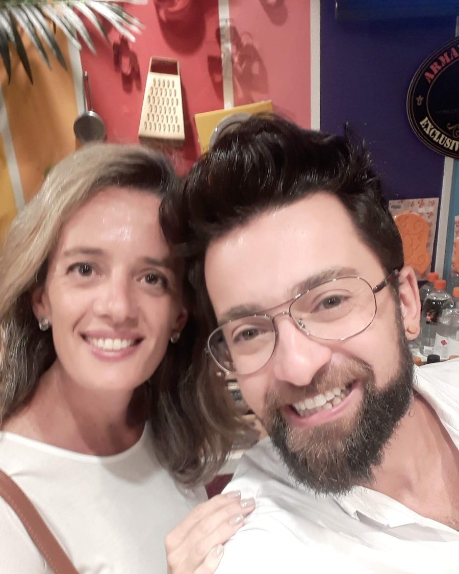 Marcela ao lado de Peter Paiva no curso de perfumista
