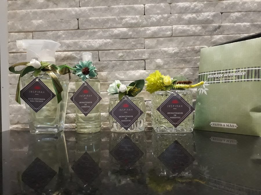 Aromatizadores Inspirah com flores e rótulos em losango