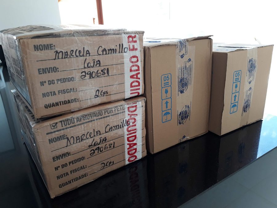 Caixas da primeira compra de matérias-primas em nome de Marcela Camillo