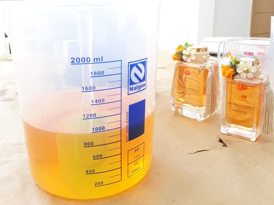 Béquer com fragrância ao lado dos primeiros frascos Inspirah