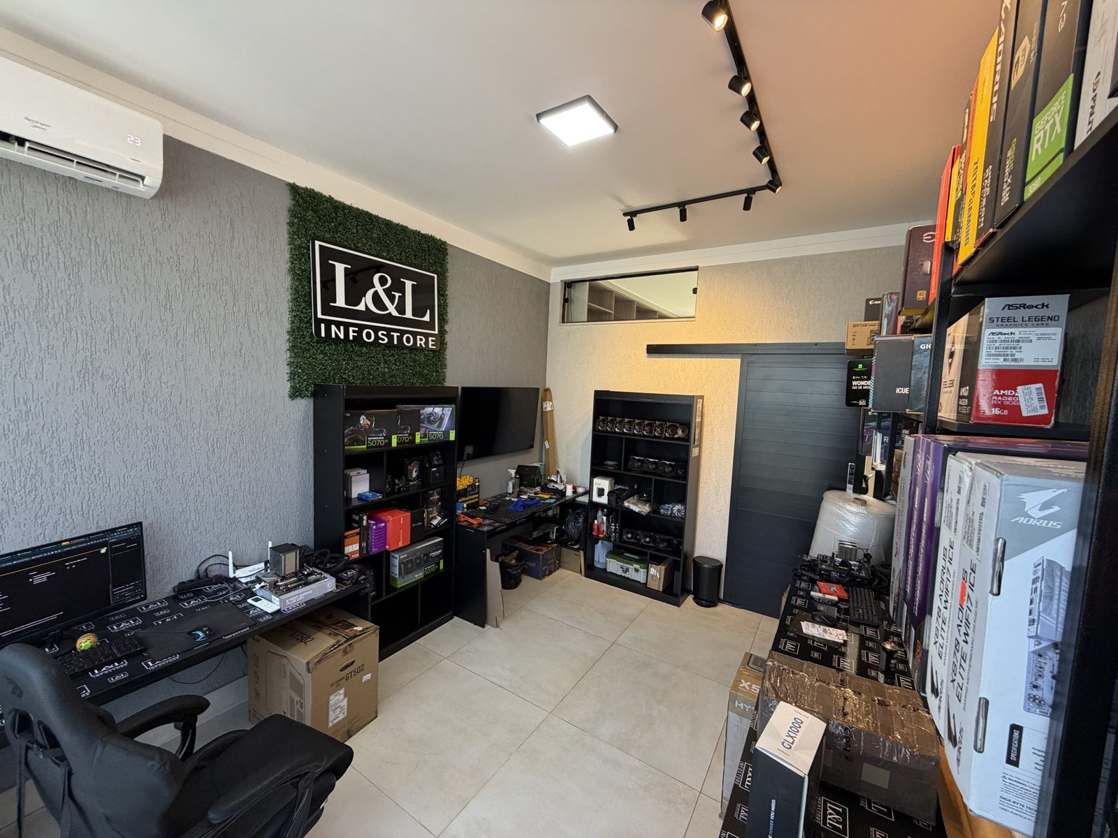 Showroom L&L Infostore - ambiente interno