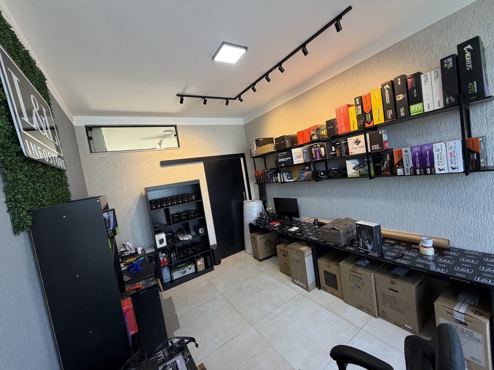 Estoque de hardware no showroom L&L Infostore